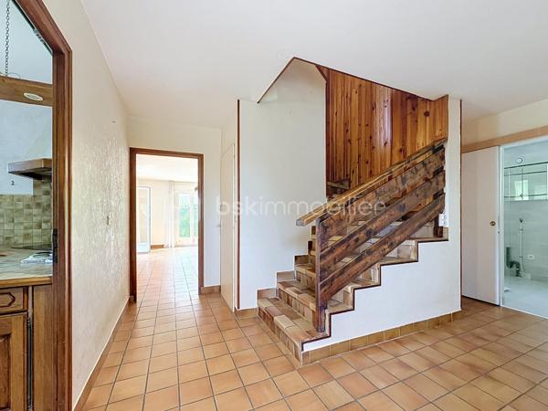 Dans un environnement paisible et verdoyant, découvrez cette belle maison familiale des années 80, située au cœur d’un lotissement calme et recherché de 19 maisons.
Édifiée sur une parcelle arborée de 940 m², elle offre 152 m² habitables (168 m² au sol), une triple exposition et une vue dégagée sur Belledonne et le Vercors.

🌿 Les extérieurs
Le jardin, soigneusement entretenu, bénéficie d’une exposition plein sud et d’une belle intimité.
Vous profiterez de plusieurs terrasses, d’arbres fruitiers (cerisiers, prunier, cognassier, noisetier) et d’un cadre naturel agréable.
Deux places de stationnement  et un garage double complètent l’ensemble.

🏠 Disposition intérieure

Rez-de-chaussée :

Entrée avec placard intégré,
Cuisine aménagée en chêne ouvrant sur terrasse
Salon – salle à manger lumineux avec cheminée à insert et accès direct à la terrasse,
Volets roulants solaires installés en 2017,
Chambre avec accès balcon,
Salle d’eau avec douche à l’italienne et WC (rénovée en 2017),
Pièce cellier/dressing attenante.

Étage :

Accès aux combles aménagés sur la moitié de la surface,
Chambre  avec terrasse et vue dégagée, placards sous pente,
Chambre  avec petit extérieur 
Chambre  sous pente,
Chambre  avec mezzanine fermée et VELUX,
Salle d’eau rénovée en 2019 avec douche à l’italienne et placard,
WC indépendants dans le hall.

⚙️ Équipements et prestations

Toiture entièrement refaite en 2019,
Panneaux photovoltaïques 4 kW
Adoucisseur d’eau,
Ballon d’eau chaude 200 L,
Tableau électrique refait en 2019,
Monte-escalier Stana accès du garage au rez de chausée 
Vide sanitaire,
Cheminée à insert,
Charges de copropriété : env. 130 €/an (entretien du jardin commun et frais de syndic).

❤️ Les +

Environnement calme et résidentiel
Exposition sud et vue panoramique
Maison parfaitement entretenue
Deux salles d’eau modernes
Production solaire et toiture récente
Grand garage double + stationnements extérieurs
Taxe foncière 3188€