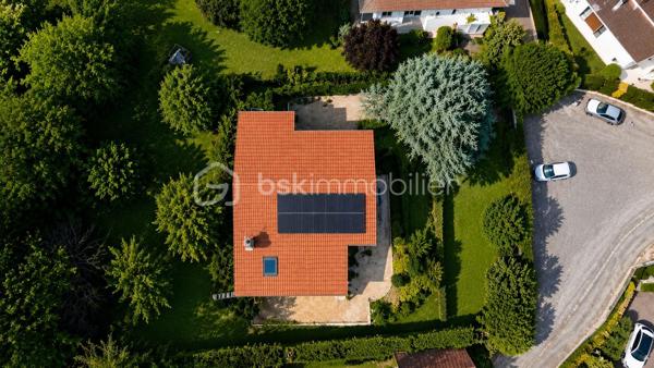 Dans un environnement paisible et verdoyant, découvrez cette belle maison familiale des années 80, située au cœur d’un lotissement calme et recherché de 19 maisons.
Édifiée sur une parcelle arborée de 940 m², elle offre 152 m² habitables (168 m² au sol), une triple exposition et une vue dégagée sur Belledonne et le Vercors.

🌿 Les extérieurs
Le jardin, soigneusement entretenu, bénéficie d’une exposition plein sud et d’une belle intimité.
Vous profiterez de plusieurs terrasses, d’arbres fruitiers (cerisiers, prunier, cognassier, noisetier) et d’un cadre naturel agréable.
Deux places de stationnement  et un garage double complètent l’ensemble.

🏠 Disposition intérieure

Rez-de-chaussée :

Entrée avec placard intégré,
Cuisine aménagée en chêne ouvrant sur terrasse
Salon – salle à manger lumineux avec cheminée à insert et accès direct à la terrasse,
Volets roulants solaires installés en 2017,
Chambre avec accès balcon,
Salle d’eau avec douche à l’italienne et WC (rénovée en 2017),
Pièce cellier/dressing attenante.

Étage :

Accès aux combles aménagés sur la moitié de la surface,
Chambre  avec terrasse et vue dégagée, placards sous pente,
Chambre  avec petit extérieur 
Chambre  sous pente,
Chambre  avec mezzanine fermée et VELUX,
Salle d’eau rénovée en 2019 avec douche à l’italienne et placard,
WC indépendants dans le hall.

⚙️ Équipements et prestations

Toiture entièrement refaite en 2019,
Panneaux photovoltaïques 4 kW
Adoucisseur d’eau,
Ballon d’eau chaude 200 L,
Tableau électrique refait en 2019,
Monte-escalier Stana accès du garage au rez de chausée 
Vide sanitaire,
Cheminée à insert,
Charges de copropriété : env. 130 €/an (entretien du jardin commun et frais de syndic).

❤️ Les +

Environnement calme et résidentiel
Exposition sud et vue panoramique
Maison parfaitement entretenue
Deux salles d’eau modernes
Production solaire et toiture récente
Grand garage double + stationnements extérieurs
Taxe foncière 3188€