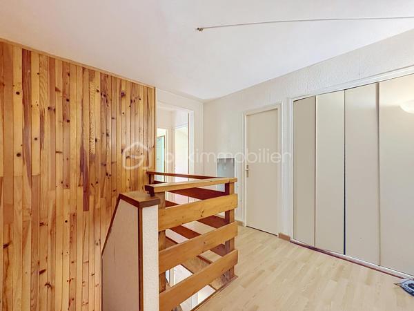Dans un environnement paisible et verdoyant, découvrez cette belle maison familiale des années 80, située au cœur d’un lotissement calme et recherché de 19 maisons.
Édifiée sur une parcelle arborée de 940 m², elle offre 152 m² habitables (168 m² au sol), une triple exposition et une vue dégagée sur Belledonne et le Vercors.

🌿 Les extérieurs
Le jardin, soigneusement entretenu, bénéficie d’une exposition plein sud et d’une belle intimité.
Vous profiterez de plusieurs terrasses, d’arbres fruitiers (cerisiers, prunier, cognassier, noisetier) et d’un cadre naturel agréable.
Deux places de stationnement  et un garage double complètent l’ensemble.

🏠 Disposition intérieure

Rez-de-chaussée :

Entrée avec placard intégré,
Cuisine aménagée en chêne ouvrant sur terrasse
Salon – salle à manger lumineux avec cheminée à insert et accès direct à la terrasse,
Volets roulants solaires installés en 2017,
Chambre avec accès balcon,
Salle d’eau avec douche à l’italienne et WC (rénovée en 2017),
Pièce cellier/dressing attenante.

Étage :

Accès aux combles aménagés sur la moitié de la surface,
Chambre  avec terrasse et vue dégagée, placards sous pente,
Chambre  avec petit extérieur 
Chambre  sous pente,
Chambre  avec mezzanine fermée et VELUX,
Salle d’eau rénovée en 2019 avec douche à l’italienne et placard,
WC indépendants dans le hall.

⚙️ Équipements et prestations

Toiture entièrement refaite en 2019,
Panneaux photovoltaïques 4 kW
Adoucisseur d’eau,
Ballon d’eau chaude 200 L,
Tableau électrique refait en 2019,
Monte-escalier Stana accès du garage au rez de chausée 
Vide sanitaire,
Cheminée à insert,
Charges de copropriété : env. 130 €/an (entretien du jardin commun et frais de syndic).

❤️ Les +

Environnement calme et résidentiel
Exposition sud et vue panoramique
Maison parfaitement entretenue
Deux salles d’eau modernes
Production solaire et toiture récente
Grand garage double + stationnements extérieurs
Taxe foncière 3188€