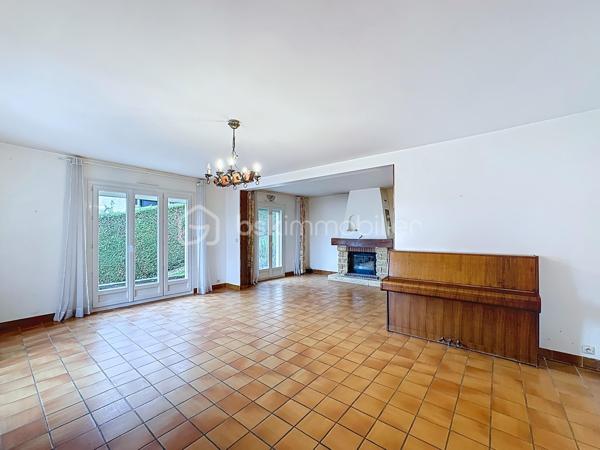 Dans un environnement paisible et verdoyant, découvrez cette belle maison familiale des années 80, située au cœur d’un lotissement calme et recherché de 19 maisons.
Édifiée sur une parcelle arborée de 940 m², elle offre 152 m² habitables (168 m² au sol), une triple exposition et une vue dégagée sur Belledonne et le Vercors.

🌿 Les extérieurs
Le jardin, soigneusement entretenu, bénéficie d’une exposition plein sud et d’une belle intimité.
Vous profiterez de plusieurs terrasses, d’arbres fruitiers (cerisiers, prunier, cognassier, noisetier) et d’un cadre naturel agréable.
Deux places de stationnement  et un garage double complètent l’ensemble.

🏠 Disposition intérieure

Rez-de-chaussée :

Entrée avec placard intégré,
Cuisine aménagée en chêne ouvrant sur terrasse
Salon – salle à manger lumineux avec cheminée à insert et accès direct à la terrasse,
Volets roulants solaires installés en 2017,
Chambre avec accès balcon,
Salle d’eau avec douche à l’italienne et WC (rénovée en 2017),
Pièce cellier/dressing attenante.

Étage :

Accès aux combles aménagés sur la moitié de la surface,
Chambre  avec terrasse et vue dégagée, placards sous pente,
Chambre  avec petit extérieur 
Chambre  sous pente,
Chambre  avec mezzanine fermée et VELUX,
Salle d’eau rénovée en 2019 avec douche à l’italienne et placard,
WC indépendants dans le hall.

⚙️ Équipements et prestations

Toiture entièrement refaite en 2019,
Panneaux photovoltaïques 4 kW
Adoucisseur d’eau,
Ballon d’eau chaude 200 L,
Tableau électrique refait en 2019,
Monte-escalier Stana accès du garage au rez de chausée 
Vide sanitaire,
Cheminée à insert,
Charges de copropriété : env. 130 €/an (entretien du jardin commun et frais de syndic).

❤️ Les +

Environnement calme et résidentiel
Exposition sud et vue panoramique
Maison parfaitement entretenue
Deux salles d’eau modernes
Production solaire et toiture récente
Grand garage double + stationnements extérieurs
Taxe foncière 3188€