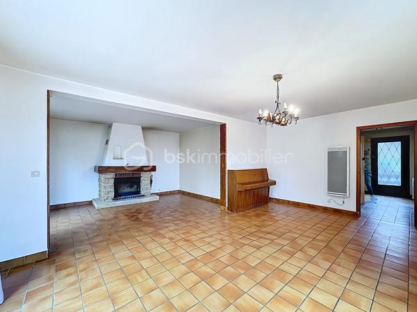 Dans un environnement paisible et verdoyant, découvrez cette belle maison familiale des années 80, située au cœur d’un lotissement calme et recherché de 19 maisons.
Édifiée sur une parcelle arborée de 940 m², elle offre 152 m² habitables (168 m² au sol), une triple exposition et une vue dégagée sur Belledonne et le Vercors.

🌿 Les extérieurs
Le jardin, soigneusement entretenu, bénéficie d’une exposition plein sud et d’une belle intimité.
Vous profiterez de plusieurs terrasses, d’arbres fruitiers (cerisiers, prunier, cognassier, noisetier) et d’un cadre naturel agréable.
Deux places de stationnement  et un garage double complètent l’ensemble.

🏠 Disposition intérieure

Rez-de-chaussée :

Entrée avec placard intégré,
Cuisine aménagée en chêne ouvrant sur terrasse
Salon – salle à manger lumineux avec cheminée à insert et accès direct à la terrasse,
Volets roulants solaires installés en 2017,
Chambre avec accès balcon,
Salle d’eau avec douche à l’italienne et WC (rénovée en 2017),
Pièce cellier/dressing attenante.

Étage :

Accès aux combles aménagés sur la moitié de la surface,
Chambre  avec terrasse et vue dégagée, placards sous pente,
Chambre  avec petit extérieur 
Chambre  sous pente,
Chambre  avec mezzanine fermée et VELUX,
Salle d’eau rénovée en 2019 avec douche à l’italienne et placard,
WC indépendants dans le hall.

⚙️ Équipements et prestations

Toiture entièrement refaite en 2019,
Panneaux photovoltaïques 4 kW
Adoucisseur d’eau,
Ballon d’eau chaude 200 L,
Tableau électrique refait en 2019,
Monte-escalier Stana accès du garage au rez de chausée 
Vide sanitaire,
Cheminée à insert,
Charges de copropriété : env. 130 €/an (entretien du jardin commun et frais de syndic).

❤️ Les +

Environnement calme et résidentiel
Exposition sud et vue panoramique
Maison parfaitement entretenue
Deux salles d’eau modernes
Production solaire et toiture récente
Grand garage double + stationnements extérieurs
Taxe foncière 3188€