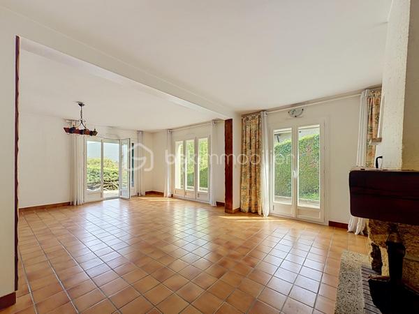 Dans un environnement paisible et verdoyant, découvrez cette belle maison familiale des années 80, située au cœur d’un lotissement calme et recherché de 19 maisons.
Édifiée sur une parcelle arborée de 940 m², elle offre 152 m² habitables (168 m² au sol), une triple exposition et une vue dégagée sur Belledonne et le Vercors.

🌿 Les extérieurs
Le jardin, soigneusement entretenu, bénéficie d’une exposition plein sud et d’une belle intimité.
Vous profiterez de plusieurs terrasses, d’arbres fruitiers (cerisiers, prunier, cognassier, noisetier) et d’un cadre naturel agréable.
Deux places de stationnement  et un garage double complètent l’ensemble.

🏠 Disposition intérieure

Rez-de-chaussée :

Entrée avec placard intégré,
Cuisine aménagée en chêne ouvrant sur terrasse
Salon – salle à manger lumineux avec cheminée à insert et accès direct à la terrasse,
Volets roulants solaires installés en 2017,
Chambre avec accès balcon,
Salle d’eau avec douche à l’italienne et WC (rénovée en 2017),
Pièce cellier/dressing attenante.

Étage :

Accès aux combles aménagés sur la moitié de la surface,
Chambre  avec terrasse et vue dégagée, placards sous pente,
Chambre  avec petit extérieur 
Chambre  sous pente,
Chambre  avec mezzanine fermée et VELUX,
Salle d’eau rénovée en 2019 avec douche à l’italienne et placard,
WC indépendants dans le hall.

⚙️ Équipements et prestations

Toiture entièrement refaite en 2019,
Panneaux photovoltaïques 4 kW
Adoucisseur d’eau,
Ballon d’eau chaude 200 L,
Tableau électrique refait en 2019,
Monte-escalier Stana accès du garage au rez de chausée 
Vide sanitaire,
Cheminée à insert,
Charges de copropriété : env. 130 €/an (entretien du jardin commun et frais de syndic).

❤️ Les +

Environnement calme et résidentiel
Exposition sud et vue panoramique
Maison parfaitement entretenue
Deux salles d’eau modernes
Production solaire et toiture récente
Grand garage double + stationnements extérieurs
Taxe foncière 3188€