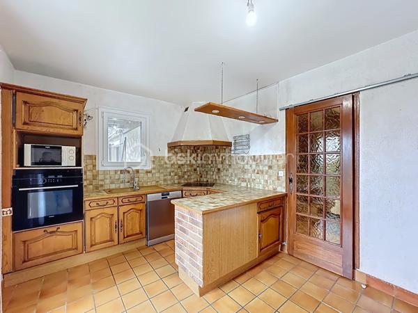 Dans un environnement paisible et verdoyant, découvrez cette belle maison familiale des années 80, située au cœur d’un lotissement calme et recherché de 19 maisons.
Édifiée sur une parcelle arborée de 940 m², elle offre 152 m² habitables (168 m² au sol), une triple exposition et une vue dégagée sur Belledonne et le Vercors.

🌿 Les extérieurs
Le jardin, soigneusement entretenu, bénéficie d’une exposition plein sud et d’une belle intimité.
Vous profiterez de plusieurs terrasses, d’arbres fruitiers (cerisiers, prunier, cognassier, noisetier) et d’un cadre naturel agréable.
Deux places de stationnement  et un garage double complètent l’ensemble.

🏠 Disposition intérieure

Rez-de-chaussée :

Entrée avec placard intégré,
Cuisine aménagée en chêne ouvrant sur terrasse
Salon – salle à manger lumineux avec cheminée à insert et accès direct à la terrasse,
Volets roulants solaires installés en 2017,
Chambre avec accès balcon,
Salle d’eau avec douche à l’italienne et WC (rénovée en 2017),
Pièce cellier/dressing attenante.

Étage :

Accès aux combles aménagés sur la moitié de la surface,
Chambre  avec terrasse et vue dégagée, placards sous pente,
Chambre  avec petit extérieur 
Chambre  sous pente,
Chambre  avec mezzanine fermée et VELUX,
Salle d’eau rénovée en 2019 avec douche à l’italienne et placard,
WC indépendants dans le hall.

⚙️ Équipements et prestations

Toiture entièrement refaite en 2019,
Panneaux photovoltaïques 4 kW
Adoucisseur d’eau,
Ballon d’eau chaude 200 L,
Tableau électrique refait en 2019,
Monte-escalier Stana accès du garage au rez de chausée 
Vide sanitaire,
Cheminée à insert,
Charges de copropriété : env. 130 €/an (entretien du jardin commun et frais de syndic).

❤️ Les +

Environnement calme et résidentiel
Exposition sud et vue panoramique
Maison parfaitement entretenue
Deux salles d’eau modernes
Production solaire et toiture récente
Grand garage double + stationnements extérieurs
Taxe foncière 3188€
