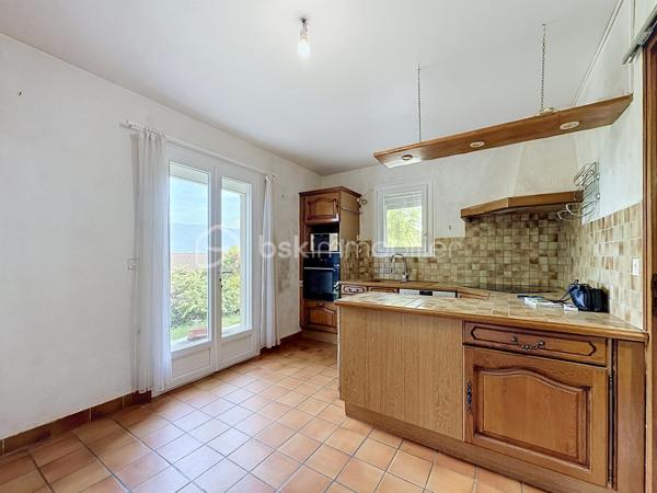 Dans un environnement paisible et verdoyant, découvrez cette belle maison familiale des années 80, située au cœur d’un lotissement calme et recherché de 19 maisons.
Édifiée sur une parcelle arborée de 940 m², elle offre 152 m² habitables (168 m² au sol), une triple exposition et une vue dégagée sur Belledonne et le Vercors.

🌿 Les extérieurs
Le jardin, soigneusement entretenu, bénéficie d’une exposition plein sud et d’une belle intimité.
Vous profiterez de plusieurs terrasses, d’arbres fruitiers (cerisiers, prunier, cognassier, noisetier) et d’un cadre naturel agréable.
Deux places de stationnement  et un garage double complètent l’ensemble.

🏠 Disposition intérieure

Rez-de-chaussée :

Entrée avec placard intégré,
Cuisine aménagée en chêne ouvrant sur terrasse
Salon – salle à manger lumineux avec cheminée à insert et accès direct à la terrasse,
Volets roulants solaires installés en 2017,
Chambre avec accès balcon,
Salle d’eau avec douche à l’italienne et WC (rénovée en 2017),
Pièce cellier/dressing attenante.

Étage :

Accès aux combles aménagés sur la moitié de la surface,
Chambre  avec terrasse et vue dégagée, placards sous pente,
Chambre  avec petit extérieur 
Chambre  sous pente,
Chambre  avec mezzanine fermée et VELUX,
Salle d’eau rénovée en 2019 avec douche à l’italienne et placard,
WC indépendants dans le hall.

⚙️ Équipements et prestations

Toiture entièrement refaite en 2019,
Panneaux photovoltaïques 4 kW
Adoucisseur d’eau,
Ballon d’eau chaude 200 L,
Tableau électrique refait en 2019,
Monte-escalier Stana accès du garage au rez de chausée 
Vide sanitaire,
Cheminée à insert,
Charges de copropriété : env. 130 €/an (entretien du jardin commun et frais de syndic).

❤️ Les +

Environnement calme et résidentiel
Exposition sud et vue panoramique
Maison parfaitement entretenue
Deux salles d’eau modernes
Production solaire et toiture récente
Grand garage double + stationnements extérieurs
Taxe foncière 3188€