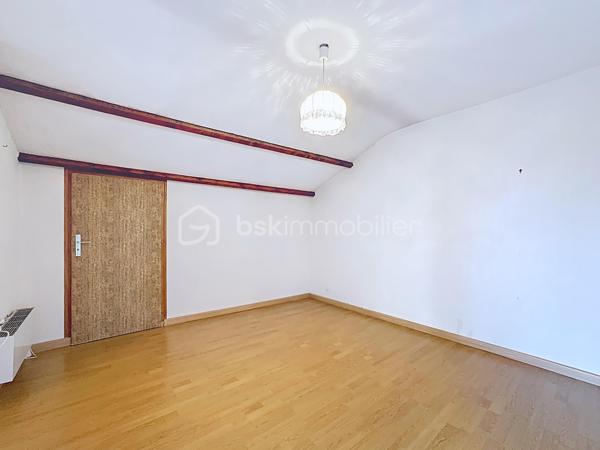 Dans un environnement paisible et verdoyant, découvrez cette belle maison familiale des années 80, située au cœur d’un lotissement calme et recherché de 19 maisons.
Édifiée sur une parcelle arborée de 940 m², elle offre 152 m² habitables (168 m² au sol), une triple exposition et une vue dégagée sur Belledonne et le Vercors.

🌿 Les extérieurs
Le jardin, soigneusement entretenu, bénéficie d’une exposition plein sud et d’une belle intimité.
Vous profiterez de plusieurs terrasses, d’arbres fruitiers (cerisiers, prunier, cognassier, noisetier) et d’un cadre naturel agréable.
Deux places de stationnement  et un garage double complètent l’ensemble.

🏠 Disposition intérieure

Rez-de-chaussée :

Entrée avec placard intégré,
Cuisine aménagée en chêne ouvrant sur terrasse
Salon – salle à manger lumineux avec cheminée à insert et accès direct à la terrasse,
Volets roulants solaires installés en 2017,
Chambre avec accès balcon,
Salle d’eau avec douche à l’italienne et WC (rénovée en 2017),
Pièce cellier/dressing attenante.

Étage :

Accès aux combles aménagés sur la moitié de la surface,
Chambre  avec terrasse et vue dégagée, placards sous pente,
Chambre  avec petit extérieur 
Chambre  sous pente,
Chambre  avec mezzanine fermée et VELUX,
Salle d’eau rénovée en 2019 avec douche à l’italienne et placard,
WC indépendants dans le hall.

⚙️ Équipements et prestations

Toiture entièrement refaite en 2019,
Panneaux photovoltaïques 4 kW
Adoucisseur d’eau,
Ballon d’eau chaude 200 L,
Tableau électrique refait en 2019,
Monte-escalier Stana accès du garage au rez de chausée 
Vide sanitaire,
Cheminée à insert,
Charges de copropriété : env. 130 €/an (entretien du jardin commun et frais de syndic).

❤️ Les +

Environnement calme et résidentiel
Exposition sud et vue panoramique
Maison parfaitement entretenue
Deux salles d’eau modernes
Production solaire et toiture récente
Grand garage double + stationnements extérieurs
Taxe foncière 3188€