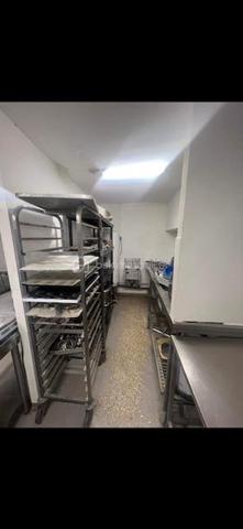 BOULANGERIE - PÂTISSERIE À VENDRE – NICE CENTRE
Opportunité Rare – Fonds de Commerce Clé en Main

Située en plein cœur de Nice, cette boulangerie-pâtisserie bénéficie d'un emplacement stratégique avec une clientèle fidèle et un fort potentiel de développement.

Les points forts de l'affaire

Chiffre d'affaires de 215 000 € HT en progression régulière

EBE récurrent compris entre 35 000 € et 40 000 € chaque année

Prix de vente attractif : 149 850 € FAI

 Bail commercial récent

 Loyer : 1 900 € HT / HC par mois

 Affaire saine et parfaitement exploitée

 Idéale pour une première installation ou pour développer une activité existante

Un outil de travail performant
Fournil entièrement équipé
Four Pavailler
Diviseuse
Façonneuse
Plusieurs pétrins, dont un dédié aux pains italiens
Chambre de pousse
Chambre froide
Laboratoire pâtisserie indépendant
Armoires réfrigérées
Laminoir à bande
Coin plonge
Plans de travail inox
Deux batteurs professionnels grande capacité
Espace complémentaire à fort potentiel

Local indépendant permettant le développement d'une activité de snacking, salon de thé, restauration rapide ou toute autre activité complémentaire.

Magasin moderne et accueillant

Vitrines récentes au design contemporain mettant parfaitement en valeur les produits artisanaux.

Pourquoi investir ?
Emplacement premium en centre-ville de Nice
Rentabilité démontrée
Équipements récents et entretenus
Aucun investissement immédiat à prévoir
Potentiel de croissance supplémentaire

Dossier complet et renseignements complémentaires disponibles après un premier échange.

Aucun document ne sera communiqué avant une première rencontre et la signature d'un engagement de confidentialité.

Visite sur rendez-vous uniquement.

Une opportunité à saisir rapidement.