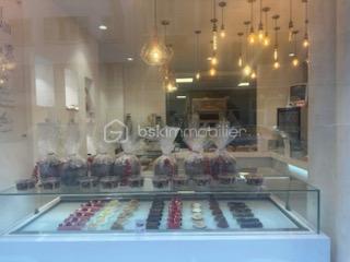 BOULANGERIE - PÂTISSERIE À VENDRE – NICE CENTRE
Opportunité Rare – Fonds de Commerce Clé en Main

Située en plein cœur de Nice, cette boulangerie-pâtisserie bénéficie d'un emplacement stratégique avec une clientèle fidèle et un fort potentiel de développement.

Les points forts de l'affaire

Chiffre d'affaires de 215 000 € HT en progression régulière

EBE récurrent compris entre 35 000 € et 40 000 € chaque année

Prix de vente attractif : 149 850 € FAI

 Bail commercial récent

 Loyer : 1 900 € HT / HC par mois

 Affaire saine et parfaitement exploitée

 Idéale pour une première installation ou pour développer une activité existante

Un outil de travail performant
Fournil entièrement équipé
Four Pavailler
Diviseuse
Façonneuse
Plusieurs pétrins, dont un dédié aux pains italiens
Chambre de pousse
Chambre froide
Laboratoire pâtisserie indépendant
Armoires réfrigérées
Laminoir à bande
Coin plonge
Plans de travail inox
Deux batteurs professionnels grande capacité
Espace complémentaire à fort potentiel

Local indépendant permettant le développement d'une activité de snacking, salon de thé, restauration rapide ou toute autre activité complémentaire.

Magasin moderne et accueillant

Vitrines récentes au design contemporain mettant parfaitement en valeur les produits artisanaux.

Pourquoi investir ?
Emplacement premium en centre-ville de Nice
Rentabilité démontrée
Équipements récents et entretenus
Aucun investissement immédiat à prévoir
Potentiel de croissance supplémentaire

Dossier complet et renseignements complémentaires disponibles après un premier échange.

Aucun document ne sera communiqué avant une première rencontre et la signature d'un engagement de confidentialité.

Visite sur rendez-vous uniquement.

Une opportunité à saisir rapidement.