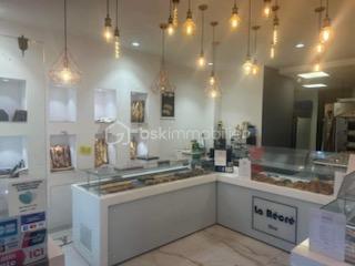 BOULANGERIE - PÂTISSERIE À VENDRE – NICE CENTRE
Opportunité Rare – Fonds de Commerce Clé en Main

Située en plein cœur de Nice, cette boulangerie-pâtisserie bénéficie d'un emplacement stratégique avec une clientèle fidèle et un fort potentiel de développement.

Les points forts de l'affaire

Chiffre d'affaires de 215 000 € HT en progression régulière

EBE récurrent compris entre 35 000 € et 40 000 € chaque année

Prix de vente attractif : 149 850 € FAI

 Bail commercial récent

 Loyer : 1 900 € HT / HC par mois

 Affaire saine et parfaitement exploitée

 Idéale pour une première installation ou pour développer une activité existante

Un outil de travail performant
Fournil entièrement équipé
Four Pavailler
Diviseuse
Façonneuse
Plusieurs pétrins, dont un dédié aux pains italiens
Chambre de pousse
Chambre froide
Laboratoire pâtisserie indépendant
Armoires réfrigérées
Laminoir à bande
Coin plonge
Plans de travail inox
Deux batteurs professionnels grande capacité
Espace complémentaire à fort potentiel

Local indépendant permettant le développement d'une activité de snacking, salon de thé, restauration rapide ou toute autre activité complémentaire.

Magasin moderne et accueillant

Vitrines récentes au design contemporain mettant parfaitement en valeur les produits artisanaux.

Pourquoi investir ?
Emplacement premium en centre-ville de Nice
Rentabilité démontrée
Équipements récents et entretenus
Aucun investissement immédiat à prévoir
Potentiel de croissance supplémentaire

Dossier complet et renseignements complémentaires disponibles après un premier échange.

Aucun document ne sera communiqué avant une première rencontre et la signature d'un engagement de confidentialité.

Visite sur rendez-vous uniquement.

Une opportunité à saisir rapidement.