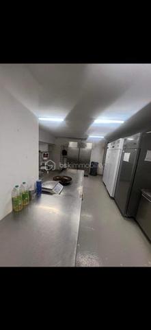 BOULANGERIE - PÂTISSERIE À VENDRE – NICE CENTRE
Opportunité Rare – Fonds de Commerce Clé en Main

Située en plein cœur de Nice, cette boulangerie-pâtisserie bénéficie d'un emplacement stratégique avec une clientèle fidèle et un fort potentiel de développement.

Les points forts de l'affaire

Chiffre d'affaires de 215 000 € HT en progression régulière

EBE récurrent compris entre 35 000 € et 40 000 € chaque année

Prix de vente attractif : 149 850 € FAI

 Bail commercial récent

 Loyer : 1 900 € HT / HC par mois

 Affaire saine et parfaitement exploitée

 Idéale pour une première installation ou pour développer une activité existante

Un outil de travail performant
Fournil entièrement équipé
Four Pavailler
Diviseuse
Façonneuse
Plusieurs pétrins, dont un dédié aux pains italiens
Chambre de pousse
Chambre froide
Laboratoire pâtisserie indépendant
Armoires réfrigérées
Laminoir à bande
Coin plonge
Plans de travail inox
Deux batteurs professionnels grande capacité
Espace complémentaire à fort potentiel

Local indépendant permettant le développement d'une activité de snacking, salon de thé, restauration rapide ou toute autre activité complémentaire.

Magasin moderne et accueillant

Vitrines récentes au design contemporain mettant parfaitement en valeur les produits artisanaux.

Pourquoi investir ?
Emplacement premium en centre-ville de Nice
Rentabilité démontrée
Équipements récents et entretenus
Aucun investissement immédiat à prévoir
Potentiel de croissance supplémentaire

Dossier complet et renseignements complémentaires disponibles après un premier échange.

Aucun document ne sera communiqué avant une première rencontre et la signature d'un engagement de confidentialité.

Visite sur rendez-vous uniquement.

Une opportunité à saisir rapidement.