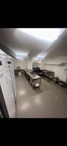 BOULANGERIE - PÂTISSERIE À VENDRE – NICE CENTRE
Opportunité Rare – Fonds de Commerce Clé en Main

Située en plein cœur de Nice, cette boulangerie-pâtisserie bénéficie d'un emplacement stratégique avec une clientèle fidèle et un fort potentiel de développement.

Les points forts de l'affaire

Chiffre d'affaires de 215 000 € HT en progression régulière

EBE récurrent compris entre 35 000 € et 40 000 € chaque année

Prix de vente attractif : 149 850 € FAI

 Bail commercial récent

 Loyer : 1 900 € HT / HC par mois

 Affaire saine et parfaitement exploitée

 Idéale pour une première installation ou pour développer une activité existante

Un outil de travail performant
Fournil entièrement équipé
Four Pavailler
Diviseuse
Façonneuse
Plusieurs pétrins, dont un dédié aux pains italiens
Chambre de pousse
Chambre froide
Laboratoire pâtisserie indépendant
Armoires réfrigérées
Laminoir à bande
Coin plonge
Plans de travail inox
Deux batteurs professionnels grande capacité
Espace complémentaire à fort potentiel

Local indépendant permettant le développement d'une activité de snacking, salon de thé, restauration rapide ou toute autre activité complémentaire.

Magasin moderne et accueillant

Vitrines récentes au design contemporain mettant parfaitement en valeur les produits artisanaux.

Pourquoi investir ?
Emplacement premium en centre-ville de Nice
Rentabilité démontrée
Équipements récents et entretenus
Aucun investissement immédiat à prévoir
Potentiel de croissance supplémentaire

Dossier complet et renseignements complémentaires disponibles après un premier échange.

Aucun document ne sera communiqué avant une première rencontre et la signature d'un engagement de confidentialité.

Visite sur rendez-vous uniquement.

Une opportunité à saisir rapidement.