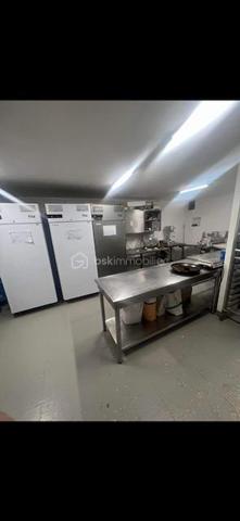 BOULANGERIE - PÂTISSERIE À VENDRE – NICE CENTRE
Opportunité Rare – Fonds de Commerce Clé en Main

Située en plein cœur de Nice, cette boulangerie-pâtisserie bénéficie d'un emplacement stratégique avec une clientèle fidèle et un fort potentiel de développement.

Les points forts de l'affaire

Chiffre d'affaires de 215 000 € HT en progression régulière

EBE récurrent compris entre 35 000 € et 40 000 € chaque année

Prix de vente attractif : 149 850 € FAI

 Bail commercial récent

 Loyer : 1 900 € HT / HC par mois

 Affaire saine et parfaitement exploitée

 Idéale pour une première installation ou pour développer une activité existante

Un outil de travail performant
Fournil entièrement équipé
Four Pavailler
Diviseuse
Façonneuse
Plusieurs pétrins, dont un dédié aux pains italiens
Chambre de pousse
Chambre froide
Laboratoire pâtisserie indépendant
Armoires réfrigérées
Laminoir à bande
Coin plonge
Plans de travail inox
Deux batteurs professionnels grande capacité
Espace complémentaire à fort potentiel

Local indépendant permettant le développement d'une activité de snacking, salon de thé, restauration rapide ou toute autre activité complémentaire.

Magasin moderne et accueillant

Vitrines récentes au design contemporain mettant parfaitement en valeur les produits artisanaux.

Pourquoi investir ?
Emplacement premium en centre-ville de Nice
Rentabilité démontrée
Équipements récents et entretenus
Aucun investissement immédiat à prévoir
Potentiel de croissance supplémentaire

Dossier complet et renseignements complémentaires disponibles après un premier échange.

Aucun document ne sera communiqué avant une première rencontre et la signature d'un engagement de confidentialité.

Visite sur rendez-vous uniquement.

Une opportunité à saisir rapidement.