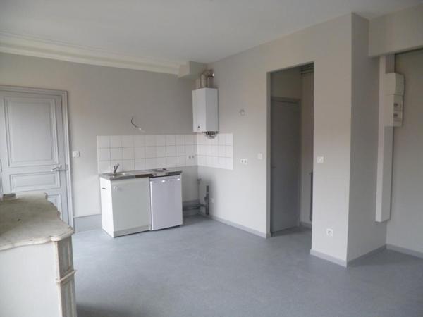 REF 12380- 7 RUE CROZATIER - F2 AU 3EME ETAGE