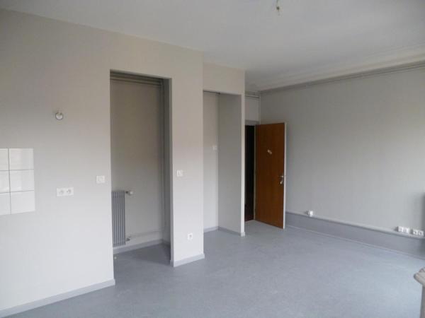 REF 12380- 7 RUE CROZATIER - F2 AU 3EME ETAGE