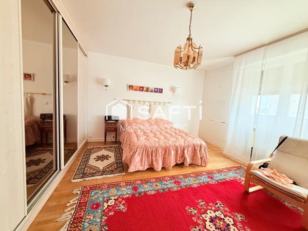 Attique terrasse,ascenseur avec  accès privatif