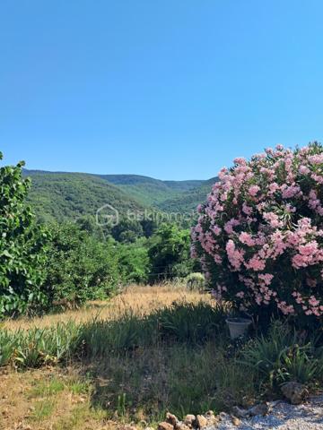 Cette villa est un véritable havre de paix, nichée aux portes de Lamalou les Bains, où la nature s’invite à chaque coin. 
Imaginez-vous dans un joli salon, réchauffé par la douce lumière de la cheminée, où chaque moment passé en famille ou entre amis devient un souvenir précieux. 
La cuisine indépendante, parfaitement équipée, est un espace idéal pour concocter de délicieux repas tout en profitant de la vue apaisante sur le jardin.

Les deux chambres offrent un cocon intime, parfait pour se ressourcer. La salle de bain est un espace de détente, et la buanderie pratique facilite le quotidien (cette dernière peut être transformée en chambre supplémentaire).
La véranda, quant à elle, est un véritable bijou, où vous pourrez savourer votre café du matin tout en admirant le paysage magnifique qui vous entoure.

Avec la climatisation neuve, vous serez à l’aise en toutes saisons. 
Le garage spacieux de 25m² et l’atelier offrent des solutions de rangement idéales pour vos projets personnels.
Et quel bonheur de pouvoir arroser votre jardin grâce au puits, ajoutant une touche de vie à cet écrin de verdure !

La toiture, en excellent état (facture à l'appui)  vous garantit une tranquillité d’esprit. 
C’est une villa où il fait bon vivre, un lieu où chaque détail a été pensé pour votre confort et votre bien-être. Venez découvrir ce petit coin de paradis où chaleur et sérénité se rencontrent.