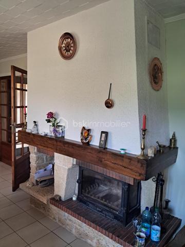 Cette villa est un véritable havre de paix, nichée aux portes de Lamalou les Bains, où la nature s’invite à chaque coin. 
Imaginez-vous dans un joli salon, réchauffé par la douce lumière de la cheminée, où chaque moment passé en famille ou entre amis devient un souvenir précieux. 
La cuisine indépendante, parfaitement équipée, est un espace idéal pour concocter de délicieux repas tout en profitant de la vue apaisante sur le jardin.

Les deux chambres offrent un cocon intime, parfait pour se ressourcer. La salle de bain est un espace de détente, et la buanderie pratique facilite le quotidien (cette dernière peut être transformée en chambre supplémentaire).
La véranda, quant à elle, est un véritable bijou, où vous pourrez savourer votre café du matin tout en admirant le paysage magnifique qui vous entoure.

Avec la climatisation neuve, vous serez à l’aise en toutes saisons. 
Le garage spacieux de 25m² et l’atelier offrent des solutions de rangement idéales pour vos projets personnels.
Et quel bonheur de pouvoir arroser votre jardin grâce au puits, ajoutant une touche de vie à cet écrin de verdure !

La toiture, en excellent état (facture à l'appui)  vous garantit une tranquillité d’esprit. 
C’est une villa où il fait bon vivre, un lieu où chaque détail a été pensé pour votre confort et votre bien-être. Venez découvrir ce petit coin de paradis où chaleur et sérénité se rencontrent.