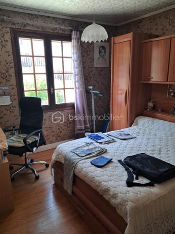 Cette villa est un véritable havre de paix, nichée aux portes de Lamalou les Bains, où la nature s’invite à chaque coin. 
Imaginez-vous dans un joli salon, réchauffé par la douce lumière de la cheminée, où chaque moment passé en famille ou entre amis devient un souvenir précieux. 
La cuisine indépendante, parfaitement équipée, est un espace idéal pour concocter de délicieux repas tout en profitant de la vue apaisante sur le jardin.

Les deux chambres offrent un cocon intime, parfait pour se ressourcer. La salle de bain est un espace de détente, et la buanderie pratique facilite le quotidien (cette dernière peut être transformée en chambre supplémentaire).
La véranda, quant à elle, est un véritable bijou, où vous pourrez savourer votre café du matin tout en admirant le paysage magnifique qui vous entoure.

Avec la climatisation neuve, vous serez à l’aise en toutes saisons. 
Le garage spacieux de 25m² et l’atelier offrent des solutions de rangement idéales pour vos projets personnels.
Et quel bonheur de pouvoir arroser votre jardin grâce au puits, ajoutant une touche de vie à cet écrin de verdure !

La toiture, en excellent état (facture à l'appui)  vous garantit une tranquillité d’esprit. 
C’est une villa où il fait bon vivre, un lieu où chaque détail a été pensé pour votre confort et votre bien-être. Venez découvrir ce petit coin de paradis où chaleur et sérénité se rencontrent.