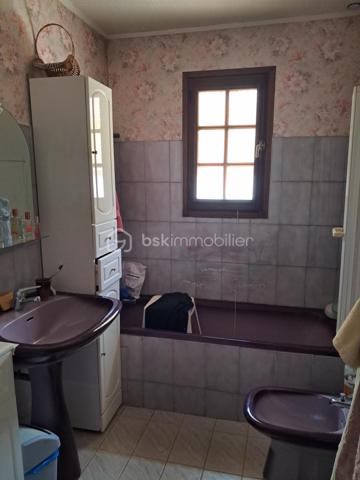 Cette villa est un véritable havre de paix, nichée aux portes de Lamalou les Bains, où la nature s’invite à chaque coin. 
Imaginez-vous dans un joli salon, réchauffé par la douce lumière de la cheminée, où chaque moment passé en famille ou entre amis devient un souvenir précieux. 
La cuisine indépendante, parfaitement équipée, est un espace idéal pour concocter de délicieux repas tout en profitant de la vue apaisante sur le jardin.

Les deux chambres offrent un cocon intime, parfait pour se ressourcer. La salle de bain est un espace de détente, et la buanderie pratique facilite le quotidien (cette dernière peut être transformée en chambre supplémentaire).
La véranda, quant à elle, est un véritable bijou, où vous pourrez savourer votre café du matin tout en admirant le paysage magnifique qui vous entoure.

Avec la climatisation neuve, vous serez à l’aise en toutes saisons. 
Le garage spacieux de 25m² et l’atelier offrent des solutions de rangement idéales pour vos projets personnels.
Et quel bonheur de pouvoir arroser votre jardin grâce au puits, ajoutant une touche de vie à cet écrin de verdure !

La toiture, en excellent état (facture à l'appui)  vous garantit une tranquillité d’esprit. 
C’est une villa où il fait bon vivre, un lieu où chaque détail a été pensé pour votre confort et votre bien-être. Venez découvrir ce petit coin de paradis où chaleur et sérénité se rencontrent.