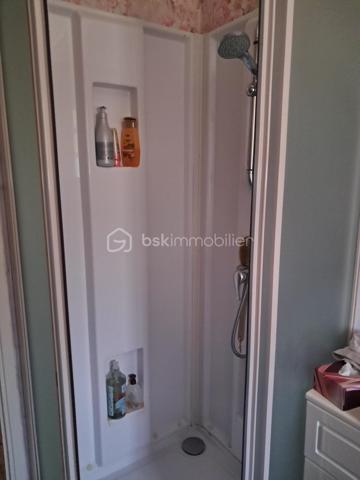 Cette villa est un véritable havre de paix, nichée aux portes de Lamalou les Bains, où la nature s’invite à chaque coin. 
Imaginez-vous dans un joli salon, réchauffé par la douce lumière de la cheminée, où chaque moment passé en famille ou entre amis devient un souvenir précieux. 
La cuisine indépendante, parfaitement équipée, est un espace idéal pour concocter de délicieux repas tout en profitant de la vue apaisante sur le jardin.

Les deux chambres offrent un cocon intime, parfait pour se ressourcer. La salle de bain est un espace de détente, et la buanderie pratique facilite le quotidien (cette dernière peut être transformée en chambre supplémentaire).
La véranda, quant à elle, est un véritable bijou, où vous pourrez savourer votre café du matin tout en admirant le paysage magnifique qui vous entoure.

Avec la climatisation neuve, vous serez à l’aise en toutes saisons. 
Le garage spacieux de 25m² et l’atelier offrent des solutions de rangement idéales pour vos projets personnels.
Et quel bonheur de pouvoir arroser votre jardin grâce au puits, ajoutant une touche de vie à cet écrin de verdure !

La toiture, en excellent état (facture à l'appui)  vous garantit une tranquillité d’esprit. 
C’est une villa où il fait bon vivre, un lieu où chaque détail a été pensé pour votre confort et votre bien-être. Venez découvrir ce petit coin de paradis où chaleur et sérénité se rencontrent.