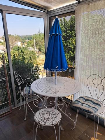 Cette villa est un véritable havre de paix, nichée aux portes de Lamalou les Bains, où la nature s’invite à chaque coin. 
Imaginez-vous dans un joli salon, réchauffé par la douce lumière de la cheminée, où chaque moment passé en famille ou entre amis devient un souvenir précieux. 
La cuisine indépendante, parfaitement équipée, est un espace idéal pour concocter de délicieux repas tout en profitant de la vue apaisante sur le jardin.

Les deux chambres offrent un cocon intime, parfait pour se ressourcer. La salle de bain est un espace de détente, et la buanderie pratique facilite le quotidien (cette dernière peut être transformée en chambre supplémentaire).
La véranda, quant à elle, est un véritable bijou, où vous pourrez savourer votre café du matin tout en admirant le paysage magnifique qui vous entoure.

Avec la climatisation neuve, vous serez à l’aise en toutes saisons. 
Le garage spacieux de 25m² et l’atelier offrent des solutions de rangement idéales pour vos projets personnels.
Et quel bonheur de pouvoir arroser votre jardin grâce au puits, ajoutant une touche de vie à cet écrin de verdure !

La toiture, en excellent état (facture à l'appui)  vous garantit une tranquillité d’esprit. 
C’est une villa où il fait bon vivre, un lieu où chaque détail a été pensé pour votre confort et votre bien-être. Venez découvrir ce petit coin de paradis où chaleur et sérénité se rencontrent.