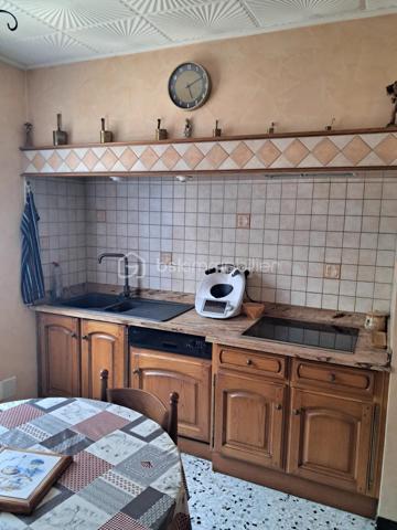 Cette villa est un véritable havre de paix, nichée aux portes de Lamalou les Bains, où la nature s’invite à chaque coin. 
Imaginez-vous dans un joli salon, réchauffé par la douce lumière de la cheminée, où chaque moment passé en famille ou entre amis devient un souvenir précieux. 
La cuisine indépendante, parfaitement équipée, est un espace idéal pour concocter de délicieux repas tout en profitant de la vue apaisante sur le jardin.

Les deux chambres offrent un cocon intime, parfait pour se ressourcer. La salle de bain est un espace de détente, et la buanderie pratique facilite le quotidien (cette dernière peut être transformée en chambre supplémentaire).
La véranda, quant à elle, est un véritable bijou, où vous pourrez savourer votre café du matin tout en admirant le paysage magnifique qui vous entoure.

Avec la climatisation neuve, vous serez à l’aise en toutes saisons. 
Le garage spacieux de 25m² et l’atelier offrent des solutions de rangement idéales pour vos projets personnels.
Et quel bonheur de pouvoir arroser votre jardin grâce au puits, ajoutant une touche de vie à cet écrin de verdure !

La toiture, en excellent état (facture à l'appui)  vous garantit une tranquillité d’esprit. 
C’est une villa où il fait bon vivre, un lieu où chaque détail a été pensé pour votre confort et votre bien-être. Venez découvrir ce petit coin de paradis où chaleur et sérénité se rencontrent.
