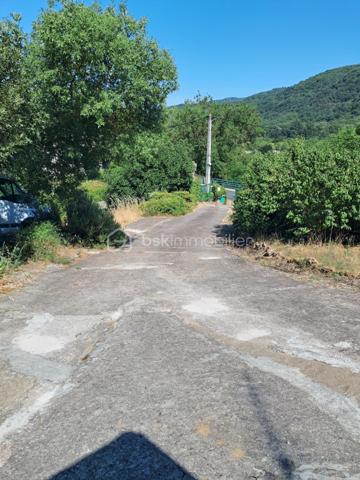 Cette villa est un véritable havre de paix, nichée aux portes de Lamalou les Bains, où la nature s’invite à chaque coin. 
Imaginez-vous dans un joli salon, réchauffé par la douce lumière de la cheminée, où chaque moment passé en famille ou entre amis devient un souvenir précieux. 
La cuisine indépendante, parfaitement équipée, est un espace idéal pour concocter de délicieux repas tout en profitant de la vue apaisante sur le jardin.

Les deux chambres offrent un cocon intime, parfait pour se ressourcer. La salle de bain est un espace de détente, et la buanderie pratique facilite le quotidien (cette dernière peut être transformée en chambre supplémentaire).
La véranda, quant à elle, est un véritable bijou, où vous pourrez savourer votre café du matin tout en admirant le paysage magnifique qui vous entoure.

Avec la climatisation neuve, vous serez à l’aise en toutes saisons. 
Le garage spacieux de 25m² et l’atelier offrent des solutions de rangement idéales pour vos projets personnels.
Et quel bonheur de pouvoir arroser votre jardin grâce au puits, ajoutant une touche de vie à cet écrin de verdure !

La toiture, en excellent état (facture à l'appui)  vous garantit une tranquillité d’esprit. 
C’est une villa où il fait bon vivre, un lieu où chaque détail a été pensé pour votre confort et votre bien-être. Venez découvrir ce petit coin de paradis où chaleur et sérénité se rencontrent.