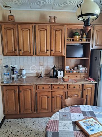 Cette villa est un véritable havre de paix, nichée aux portes de Lamalou les Bains, où la nature s’invite à chaque coin. 
Imaginez-vous dans un joli salon, réchauffé par la douce lumière de la cheminée, où chaque moment passé en famille ou entre amis devient un souvenir précieux. 
La cuisine indépendante, parfaitement équipée, est un espace idéal pour concocter de délicieux repas tout en profitant de la vue apaisante sur le jardin.

Les deux chambres offrent un cocon intime, parfait pour se ressourcer. La salle de bain est un espace de détente, et la buanderie pratique facilite le quotidien (cette dernière peut être transformée en chambre supplémentaire).
La véranda, quant à elle, est un véritable bijou, où vous pourrez savourer votre café du matin tout en admirant le paysage magnifique qui vous entoure.

Avec la climatisation neuve, vous serez à l’aise en toutes saisons. 
Le garage spacieux de 25m² et l’atelier offrent des solutions de rangement idéales pour vos projets personnels.
Et quel bonheur de pouvoir arroser votre jardin grâce au puits, ajoutant une touche de vie à cet écrin de verdure !

La toiture, en excellent état (facture à l'appui)  vous garantit une tranquillité d’esprit. 
C’est une villa où il fait bon vivre, un lieu où chaque détail a été pensé pour votre confort et votre bien-être. Venez découvrir ce petit coin de paradis où chaleur et sérénité se rencontrent.