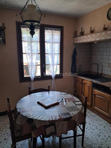 Cette villa est un véritable havre de paix, nichée aux portes de Lamalou les Bains, où la nature s’invite à chaque coin. 
Imaginez-vous dans un joli salon, réchauffé par la douce lumière de la cheminée, où chaque moment passé en famille ou entre amis devient un souvenir précieux. 
La cuisine indépendante, parfaitement équipée, est un espace idéal pour concocter de délicieux repas tout en profitant de la vue apaisante sur le jardin.

Les deux chambres offrent un cocon intime, parfait pour se ressourcer. La salle de bain est un espace de détente, et la buanderie pratique facilite le quotidien (cette dernière peut être transformée en chambre supplémentaire).
La véranda, quant à elle, est un véritable bijou, où vous pourrez savourer votre café du matin tout en admirant le paysage magnifique qui vous entoure.

Avec la climatisation neuve, vous serez à l’aise en toutes saisons. 
Le garage spacieux de 25m² et l’atelier offrent des solutions de rangement idéales pour vos projets personnels.
Et quel bonheur de pouvoir arroser votre jardin grâce au puits, ajoutant une touche de vie à cet écrin de verdure !

La toiture, en excellent état (facture à l'appui)  vous garantit une tranquillité d’esprit. 
C’est une villa où il fait bon vivre, un lieu où chaque détail a été pensé pour votre confort et votre bien-être. Venez découvrir ce petit coin de paradis où chaleur et sérénité se rencontrent.