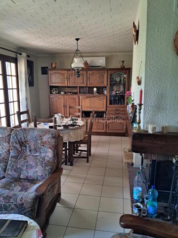 Cette villa est un véritable havre de paix, nichée aux portes de Lamalou les Bains, où la nature s’invite à chaque coin. 
Imaginez-vous dans un joli salon, réchauffé par la douce lumière de la cheminée, où chaque moment passé en famille ou entre amis devient un souvenir précieux. 
La cuisine indépendante, parfaitement équipée, est un espace idéal pour concocter de délicieux repas tout en profitant de la vue apaisante sur le jardin.

Les deux chambres offrent un cocon intime, parfait pour se ressourcer. La salle de bain est un espace de détente, et la buanderie pratique facilite le quotidien (cette dernière peut être transformée en chambre supplémentaire).
La véranda, quant à elle, est un véritable bijou, où vous pourrez savourer votre café du matin tout en admirant le paysage magnifique qui vous entoure.

Avec la climatisation neuve, vous serez à l’aise en toutes saisons. 
Le garage spacieux de 25m² et l’atelier offrent des solutions de rangement idéales pour vos projets personnels.
Et quel bonheur de pouvoir arroser votre jardin grâce au puits, ajoutant une touche de vie à cet écrin de verdure !

La toiture, en excellent état (facture à l'appui)  vous garantit une tranquillité d’esprit. 
C’est une villa où il fait bon vivre, un lieu où chaque détail a été pensé pour votre confort et votre bien-être. Venez découvrir ce petit coin de paradis où chaleur et sérénité se rencontrent.