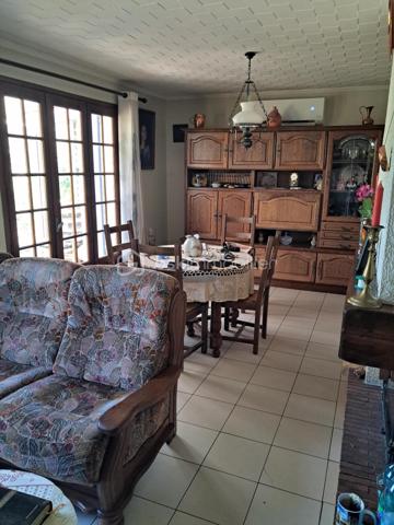 Cette villa est un véritable havre de paix, nichée aux portes de Lamalou les Bains, où la nature s’invite à chaque coin. 
Imaginez-vous dans un joli salon, réchauffé par la douce lumière de la cheminée, où chaque moment passé en famille ou entre amis devient un souvenir précieux. 
La cuisine indépendante, parfaitement équipée, est un espace idéal pour concocter de délicieux repas tout en profitant de la vue apaisante sur le jardin.

Les deux chambres offrent un cocon intime, parfait pour se ressourcer. La salle de bain est un espace de détente, et la buanderie pratique facilite le quotidien (cette dernière peut être transformée en chambre supplémentaire).
La véranda, quant à elle, est un véritable bijou, où vous pourrez savourer votre café du matin tout en admirant le paysage magnifique qui vous entoure.

Avec la climatisation neuve, vous serez à l’aise en toutes saisons. 
Le garage spacieux de 25m² et l’atelier offrent des solutions de rangement idéales pour vos projets personnels.
Et quel bonheur de pouvoir arroser votre jardin grâce au puits, ajoutant une touche de vie à cet écrin de verdure !

La toiture, en excellent état (facture à l'appui)  vous garantit une tranquillité d’esprit. 
C’est une villa où il fait bon vivre, un lieu où chaque détail a été pensé pour votre confort et votre bien-être. Venez découvrir ce petit coin de paradis où chaleur et sérénité se rencontrent.