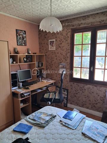 Cette villa est un véritable havre de paix, nichée aux portes de Lamalou les Bains, où la nature s’invite à chaque coin. 
Imaginez-vous dans un joli salon, réchauffé par la douce lumière de la cheminée, où chaque moment passé en famille ou entre amis devient un souvenir précieux. 
La cuisine indépendante, parfaitement équipée, est un espace idéal pour concocter de délicieux repas tout en profitant de la vue apaisante sur le jardin.

Les deux chambres offrent un cocon intime, parfait pour se ressourcer. La salle de bain est un espace de détente, et la buanderie pratique facilite le quotidien (cette dernière peut être transformée en chambre supplémentaire).
La véranda, quant à elle, est un véritable bijou, où vous pourrez savourer votre café du matin tout en admirant le paysage magnifique qui vous entoure.

Avec la climatisation neuve, vous serez à l’aise en toutes saisons. 
Le garage spacieux de 25m² et l’atelier offrent des solutions de rangement idéales pour vos projets personnels.
Et quel bonheur de pouvoir arroser votre jardin grâce au puits, ajoutant une touche de vie à cet écrin de verdure !

La toiture, en excellent état (facture à l'appui)  vous garantit une tranquillité d’esprit. 
C’est une villa où il fait bon vivre, un lieu où chaque détail a été pensé pour votre confort et votre bien-être. Venez découvrir ce petit coin de paradis où chaleur et sérénité se rencontrent.