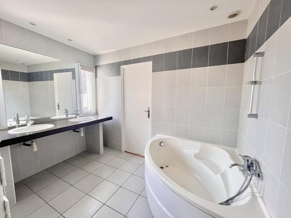 Appartement à louer 800 € CC Morlaix 3 p 102 m² DPE C