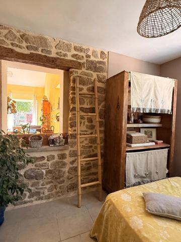EN EXCLUSIVITE ! Maison en pierre 54m², 2 chambres sur 593m² de terrain + Terrain indépendant de 1420m² 66 500 €
