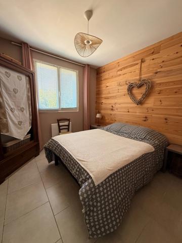 EN EXCLUSIVITE ! Maison en pierre 54m², 2 chambres sur 593m² de terrain + Terrain indépendant de 1420m² 66 500 €