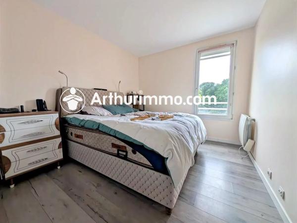 Vente                                                      Appartement
                        
                     4 pièces                      73 m2                     à Savigny-le-Temple