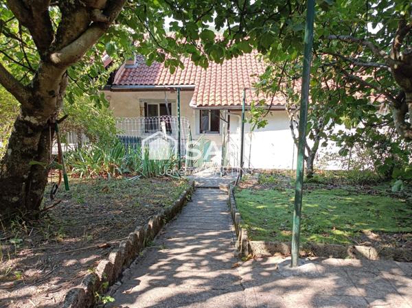 Maison composée de deux appartements, garages et jardin