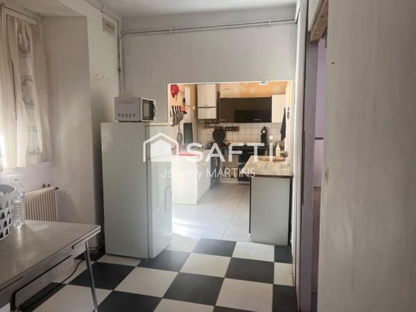 Maison composée de deux appartements, garages et jardin