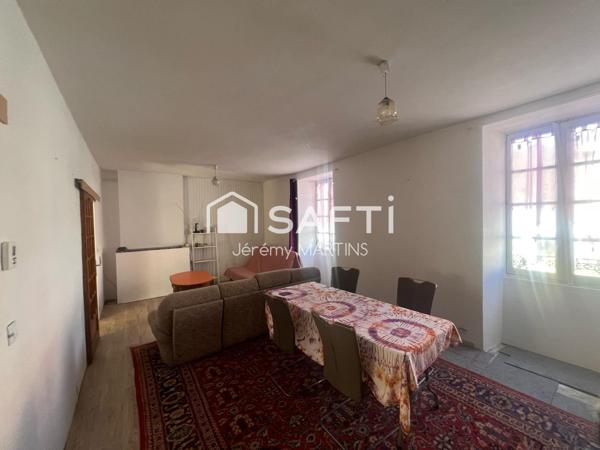 Maison composée de deux appartements, garages et jardin