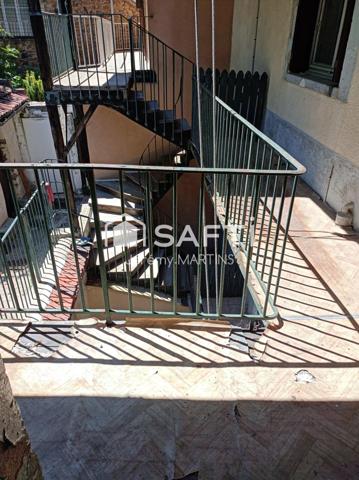 Maison composée de deux appartements, garages et jardin