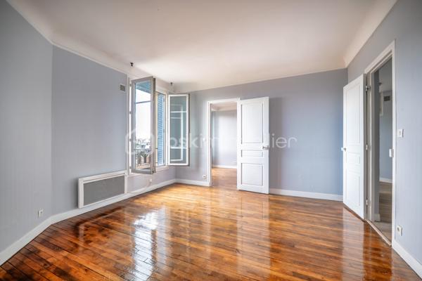 Venez découvrir ce charmant appartement niché au 4ème étage d'un immeuble historique des années 1930. Situé dans un quartier vivant et authentique, ce bien conjuguant caractère et modernité offre une qualité de vie inégalée.

D'une superficie de 55m², cet appartement de 3 pièces ravira les amateurs de volumes lumineux. Son agencement optimisé comprend un spacieux séjour, une cuisine fonctionnelle, ainsi qu'une cave pour vos besoins de rangement. Le bien bénéficie de matériaux robustes et d'une bonne isolation.

Profitez de la proximité des transports en commun assurant une connexion rapide au cœur de la ville, ainsi qu'une offre complète de commerces et d'écoles à portée de main pour un quotidien facilité.

Un espace de vie unique attend votre visite. Contactez-moi, Angélique Taubrégeas, pour plus d'informations.