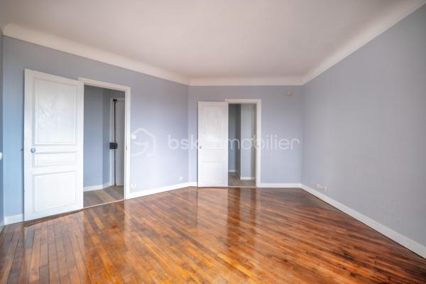 Venez découvrir ce charmant appartement niché au 4ème étage d'un immeuble historique des années 1930. Situé dans un quartier vivant et authentique, ce bien conjuguant caractère et modernité offre une qualité de vie inégalée.

D'une superficie de 55m², cet appartement de 3 pièces ravira les amateurs de volumes lumineux. Son agencement optimisé comprend un spacieux séjour, une cuisine fonctionnelle, ainsi qu'une cave pour vos besoins de rangement. Le bien bénéficie de matériaux robustes et d'une bonne isolation.

Profitez de la proximité des transports en commun assurant une connexion rapide au cœur de la ville, ainsi qu'une offre complète de commerces et d'écoles à portée de main pour un quotidien facilité.

Un espace de vie unique attend votre visite. Contactez-moi, Angélique Taubrégeas, pour plus d'informations.