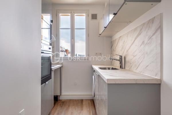 Venez découvrir ce charmant appartement niché au 4ème étage d'un immeuble historique des années 1930. Situé dans un quartier vivant et authentique, ce bien conjuguant caractère et modernité offre une qualité de vie inégalée.

D'une superficie de 55m², cet appartement de 3 pièces ravira les amateurs de volumes lumineux. Son agencement optimisé comprend un spacieux séjour, une cuisine fonctionnelle, ainsi qu'une cave pour vos besoins de rangement. Le bien bénéficie de matériaux robustes et d'une bonne isolation.

Profitez de la proximité des transports en commun assurant une connexion rapide au cœur de la ville, ainsi qu'une offre complète de commerces et d'écoles à portée de main pour un quotidien facilité.

Un espace de vie unique attend votre visite. Contactez-moi, Angélique Taubrégeas, pour plus d'informations.