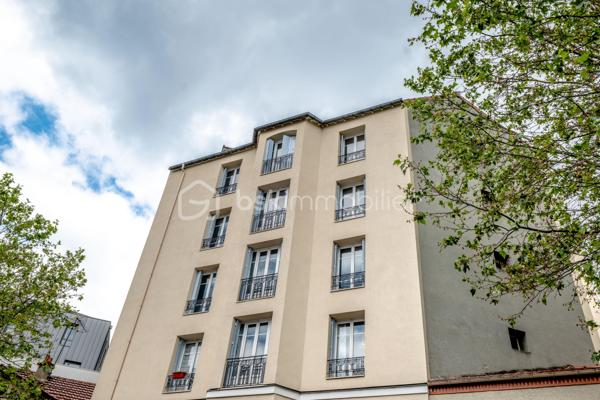 Venez découvrir ce charmant appartement niché au 4ème étage d'un immeuble historique des années 1930. Situé dans un quartier vivant et authentique, ce bien conjuguant caractère et modernité offre une qualité de vie inégalée.

D'une superficie de 55m², cet appartement de 3 pièces ravira les amateurs de volumes lumineux. Son agencement optimisé comprend un spacieux séjour, une cuisine fonctionnelle, ainsi qu'une cave pour vos besoins de rangement. Le bien bénéficie de matériaux robustes et d'une bonne isolation.

Profitez de la proximité des transports en commun assurant une connexion rapide au cœur de la ville, ainsi qu'une offre complète de commerces et d'écoles à portée de main pour un quotidien facilité.

Un espace de vie unique attend votre visite. Contactez-moi, Angélique Taubrégeas, pour plus d'informations.
