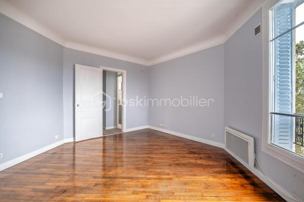 Venez découvrir ce charmant appartement niché au 4ème étage d'un immeuble historique des années 1930. Situé dans un quartier vivant et authentique, ce bien conjuguant caractère et modernité offre une qualité de vie inégalée.

D'une superficie de 55m², cet appartement de 3 pièces ravira les amateurs de volumes lumineux. Son agencement optimisé comprend un spacieux séjour, une cuisine fonctionnelle, ainsi qu'une cave pour vos besoins de rangement. Le bien bénéficie de matériaux robustes et d'une bonne isolation.

Profitez de la proximité des transports en commun assurant une connexion rapide au cœur de la ville, ainsi qu'une offre complète de commerces et d'écoles à portée de main pour un quotidien facilité.

Un espace de vie unique attend votre visite. Contactez-moi, Angélique Taubrégeas, pour plus d'informations.