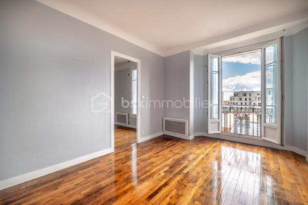 Venez découvrir ce charmant appartement niché au 4ème étage d'un immeuble historique des années 1930. Situé dans un quartier vivant et authentique, ce bien conjuguant caractère et modernité offre une qualité de vie inégalée.

D'une superficie de 55m², cet appartement de 3 pièces ravira les amateurs de volumes lumineux. Son agencement optimisé comprend un spacieux séjour, une cuisine fonctionnelle, ainsi qu'une cave pour vos besoins de rangement. Le bien bénéficie de matériaux robustes et d'une bonne isolation.

Profitez de la proximité des transports en commun assurant une connexion rapide au cœur de la ville, ainsi qu'une offre complète de commerces et d'écoles à portée de main pour un quotidien facilité.

Un espace de vie unique attend votre visite. Contactez-moi, Angélique Taubrégeas, pour plus d'informations.