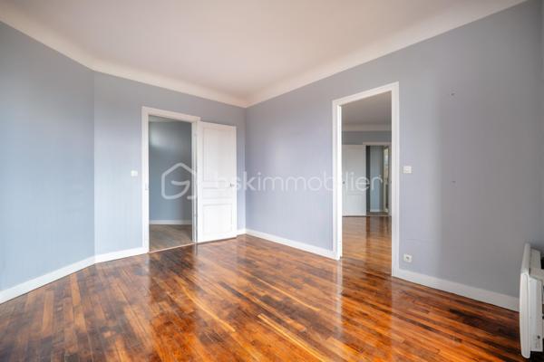 Venez découvrir ce charmant appartement niché au 4ème étage d'un immeuble historique des années 1930. Situé dans un quartier vivant et authentique, ce bien conjuguant caractère et modernité offre une qualité de vie inégalée.

D'une superficie de 55m², cet appartement de 3 pièces ravira les amateurs de volumes lumineux. Son agencement optimisé comprend un spacieux séjour, une cuisine fonctionnelle, ainsi qu'une cave pour vos besoins de rangement. Le bien bénéficie de matériaux robustes et d'une bonne isolation.

Profitez de la proximité des transports en commun assurant une connexion rapide au cœur de la ville, ainsi qu'une offre complète de commerces et d'écoles à portée de main pour un quotidien facilité.

Un espace de vie unique attend votre visite. Contactez-moi, Angélique Taubrégeas, pour plus d'informations.