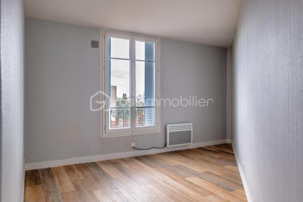 Venez découvrir ce charmant appartement niché au 4ème étage d'un immeuble historique des années 1930. Situé dans un quartier vivant et authentique, ce bien conjuguant caractère et modernité offre une qualité de vie inégalée.

D'une superficie de 55m², cet appartement de 3 pièces ravira les amateurs de volumes lumineux. Son agencement optimisé comprend un spacieux séjour, une cuisine fonctionnelle, ainsi qu'une cave pour vos besoins de rangement. Le bien bénéficie de matériaux robustes et d'une bonne isolation.

Profitez de la proximité des transports en commun assurant une connexion rapide au cœur de la ville, ainsi qu'une offre complète de commerces et d'écoles à portée de main pour un quotidien facilité.

Un espace de vie unique attend votre visite. Contactez-moi, Angélique Taubrégeas, pour plus d'informations.