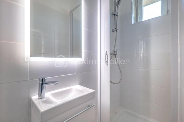 Venez découvrir ce charmant appartement niché au 4ème étage d'un immeuble historique des années 1930. Situé dans un quartier vivant et authentique, ce bien conjuguant caractère et modernité offre une qualité de vie inégalée.

D'une superficie de 55m², cet appartement de 3 pièces ravira les amateurs de volumes lumineux. Son agencement optimisé comprend un spacieux séjour, une cuisine fonctionnelle, ainsi qu'une cave pour vos besoins de rangement. Le bien bénéficie de matériaux robustes et d'une bonne isolation.

Profitez de la proximité des transports en commun assurant une connexion rapide au cœur de la ville, ainsi qu'une offre complète de commerces et d'écoles à portée de main pour un quotidien facilité.

Un espace de vie unique attend votre visite. Contactez-moi, Angélique Taubrégeas, pour plus d'informations.