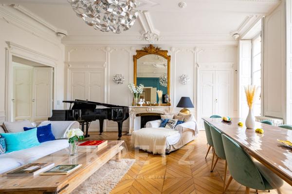 DIJON centre-ville. Luxueux appartement d'exception restauré, caveaux du XV siècle, parkings