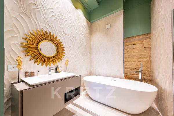 DIJON centre-ville. Luxueux appartement d'exception restauré, caveaux du XV siècle, parkings